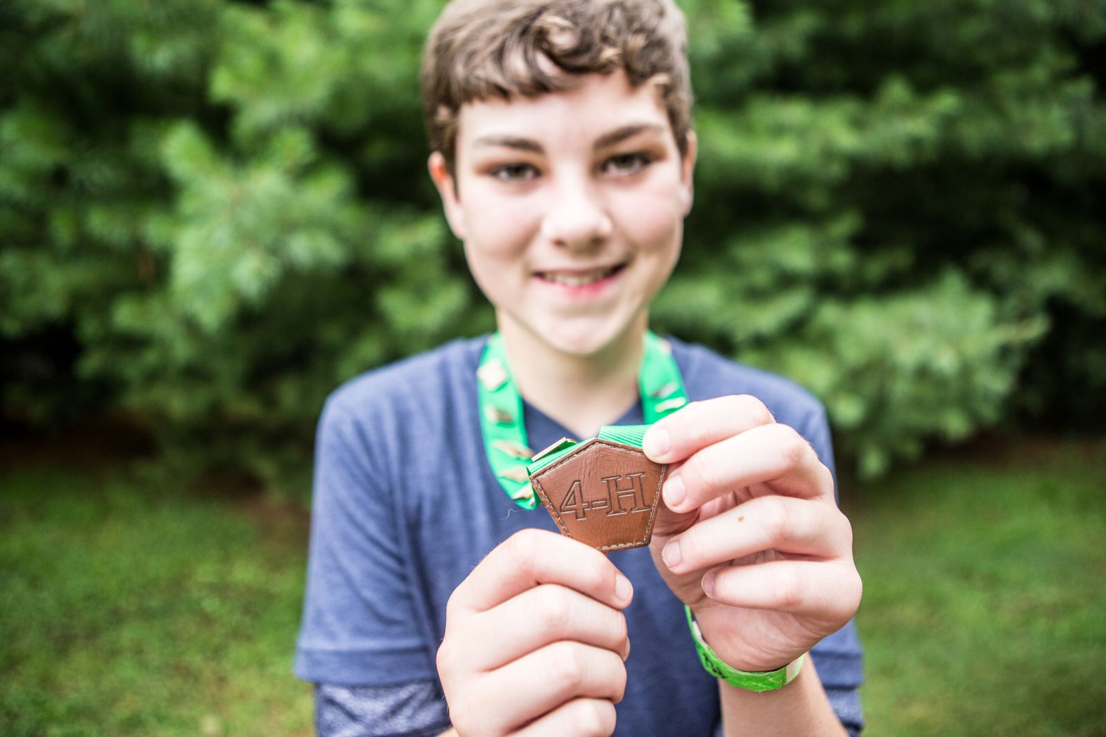 youth with 4-h medal